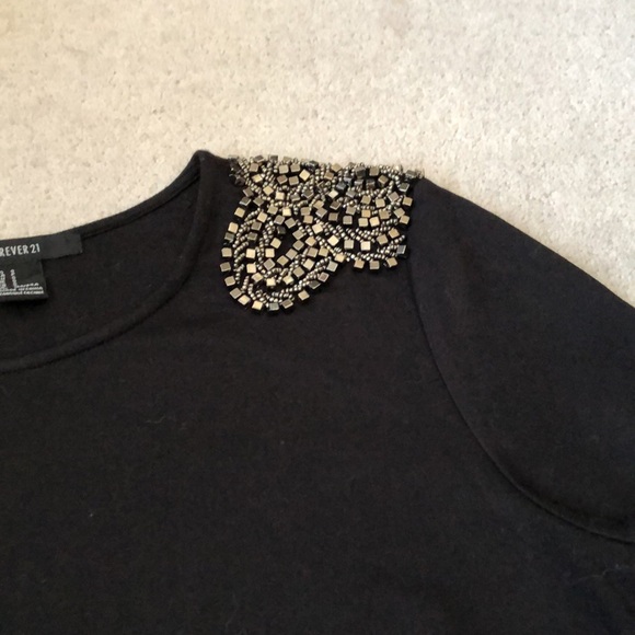 Shoulder appliqué top! - Picture 2 of 6